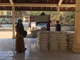 Penerimaan Bantuan Beras 10Kg di Kalurahan Jerukwudel Bulan Oktober